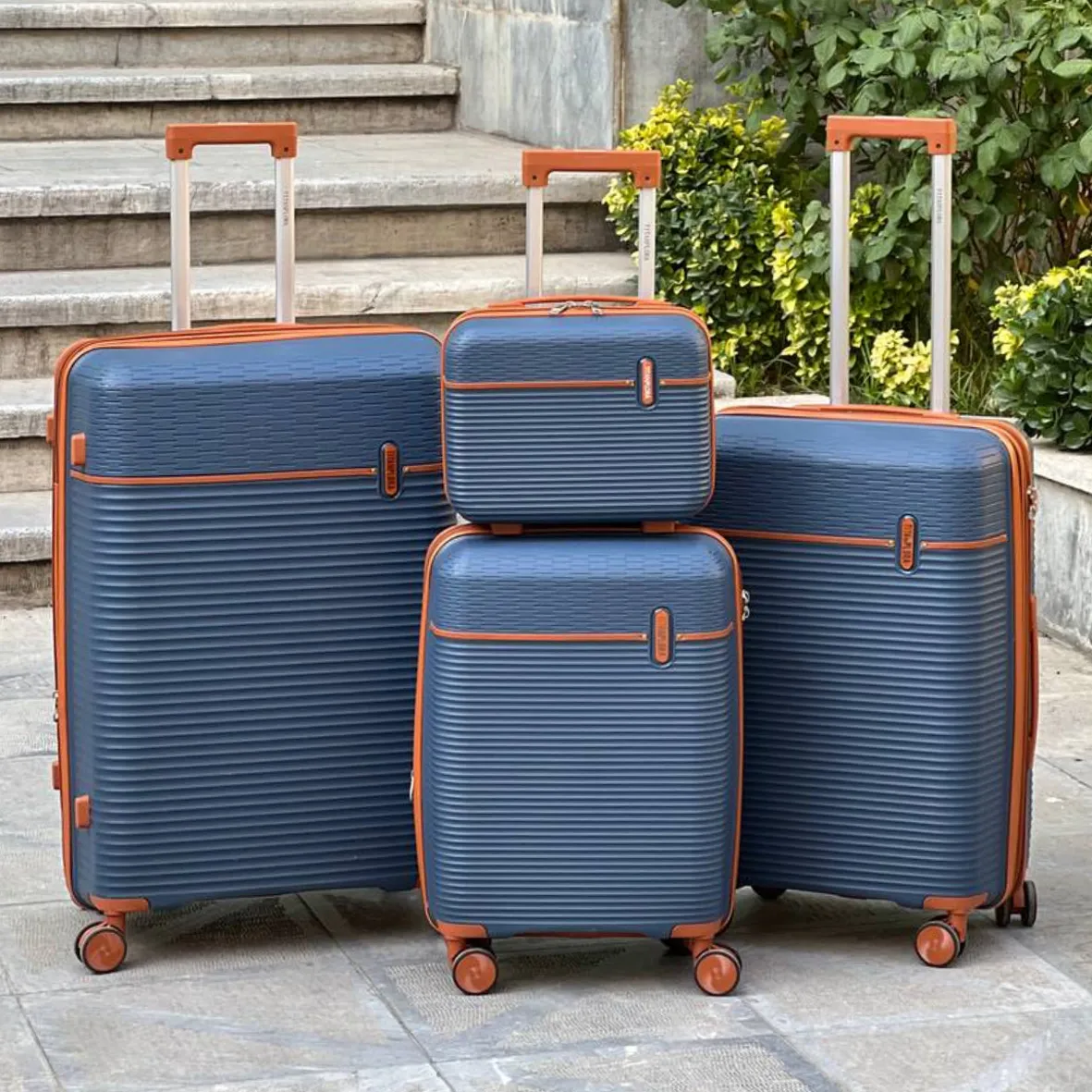خرید عمده چمدون دیجی کالا تیتان پلورا مدل TITANPLORA - TP6600SERIES Universal Travelle سری 4 عددی (کیف آرایشی هدیه)