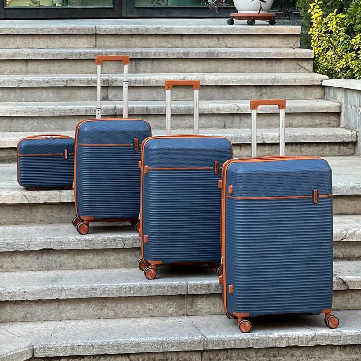 خرید ست چمدون تیتان پلورا مدل TITANPLORA - TP6600SERIES Universal Travelle سری 4 عددی (کیف آرایشی هدیه)