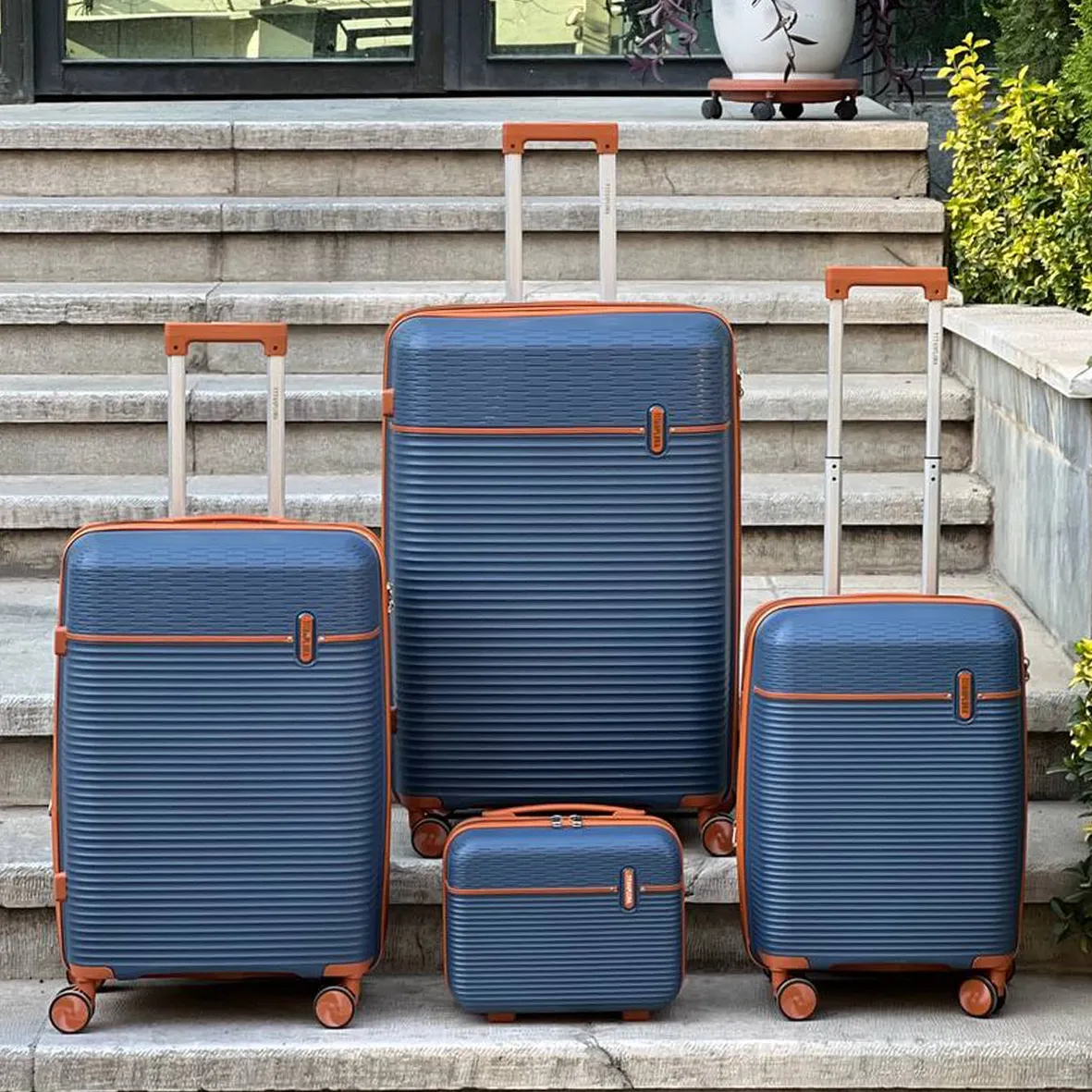 چمدون جادار نشکن تیتان پلورا مدل TITANPLORA - TP6600SERIES Universal Travelle سری 4 عددی (کیف آرایشی هدیه)